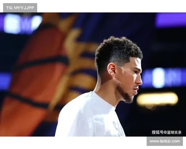 德文·布克凭借出色运动能力和灵活性成为场上全能表现的关键人物 德文·布克凭借出色运动能力和灵活性成为场上全能表现的关键人物